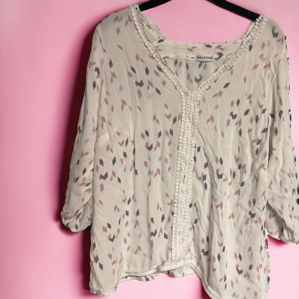 Light and summery Maurice’s size 1 semi-sheer top with cute open arms!